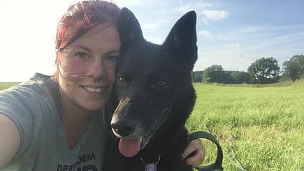 Sarah mit Hündin "Luca".