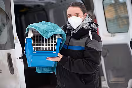 Michaela mit einer Transportbox