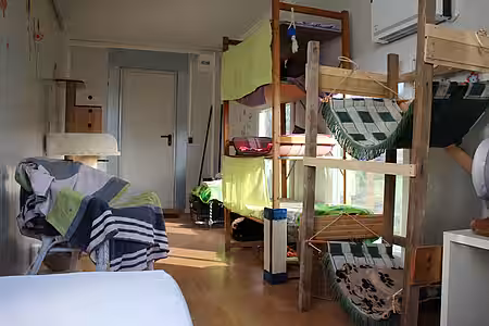 Im Inneren eines der Container-Häuschen